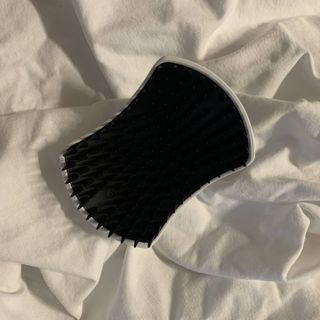 온가족 시원한샴푸 깨끗한두피 샴푸브러쉬 두피스케일링 히트팡블랙에디션 — 5점을 준 리뷰어가 2021년 8월 올린 사용 사진