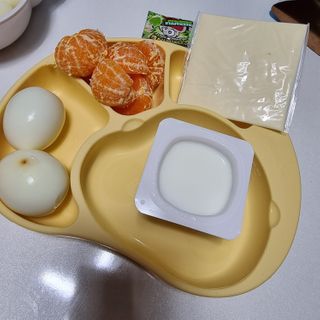 유비맘 캐릭터 실리콘 흡착 식판_색상 랜덤발송 — 5점을 준 리뷰어가 2021년 3월 올린 사용 사진