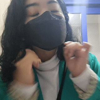 위케어 KF94 마스크 숨쉬기편한 귀안아픈마스크 국산원부자재 사용 식약처 승인 마스크 — 5점을 준 리뷰어가 2021년 4월 올린 사용 사진