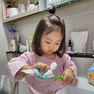닥터데디스 안심저불소 키즈치약 (라즈베리, 청포도향 중 택 1) 60g +  여행용 미니 치약 15g — 5점을 준 리뷰어가 2022년 7월 올린 사용 사진