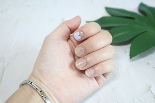 [네일가게] 햇빛에 닿으면 색이 변하는 신기한 햇살 반전 네일스티커 — 5점을 준 리뷰어가 2021년 8월 올린 사용 사진