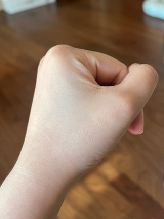 틱톡 [후르디아] 백탁NO! 화잘먹 수분광 선 에센스✨ — 5점을 준 리뷰어가 2023년 6월 올린 사용 사진