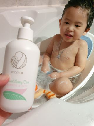 mom e 맘이 내추럴 베이비 케어 샴푸앤바스+로션 — 4점을 준 리뷰어가 2021년 1월 올린 사용 사진