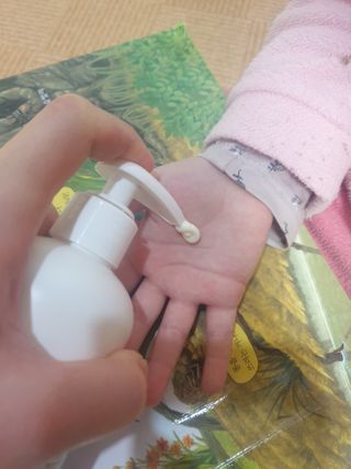 mom e 맘이 내추럴 베이비 케어 샴푸앤바스+로션 — 5점을 준 리뷰어가 2021년 1월 올린 사용 사진