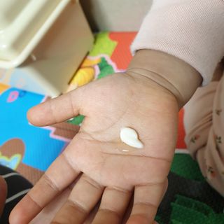 mom e 맘이 내추럴 베이비 케어 크림+바디오일 — 5점을 준 리뷰어가 2021년 1월 올린 사용 사진
