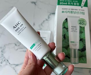 [AHC] 세이프온 에센스 선크림 올리브영 스페셜 증정 기획세트 — 4.5점을 준 리뷰어가 2022년 6월 올린 사용 사진