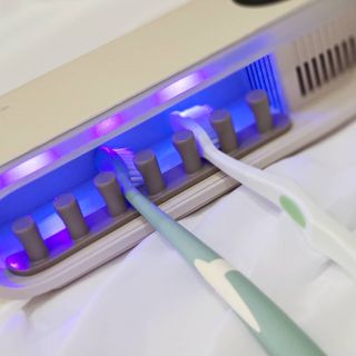 디하우트 랩 디하우트랩 UV 무선 칫솔살균기하루 8회 자동 살균 — 5점을 준 리뷰어가 2021년 11월 올린 사용 사진