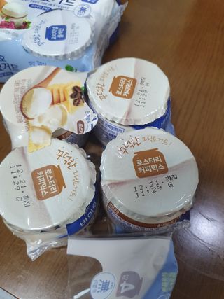 매일바이오 그릭요거트 오리지널 플레인 4개, 로스터리 커피믹스 4개 — 4.5점을 준 리뷰어가 2021년 12월 올린 사용 사진