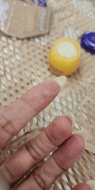 틱톡 [후르디아] 튼입술해결템 올리브영 블루베리 하이드레이팅 허니 립밤 — 5점을 준 리뷰어가 2023년 12월 올린 사용 사진