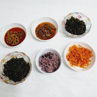 하나마이 [마마쿡] 전 청와대 천상현 셰프의 밑반찬  5종세트(소고기 장조림+연근조림+진미채+간장김자반+새우김자반) — 5점을 준 리뷰어가 2023년 4월 올린 사용 사진