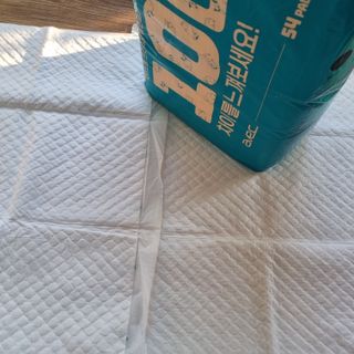 아베크 펫 와이드 프리미엄 중형 애견 강아지 배변 패드 54매 1팩 45g — 5점을 준 리뷰어가 2021년 7월 올린 사용 사진