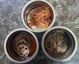 하나마이 [마마쿡] 전 청와대 천상현 셰프의 밑반찬  5종세트(소고기 장조림+연근조림+진미채+간장김자반+새우김자반) — 3.5점을 준 리뷰어가 2023년 4월 올린 사용 사진