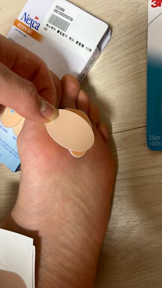 3M 넥스케어 물집방지쿠션테이프 1매 + 물집방지패드 10매 — 5점을 준 리뷰어가 2024년 4월 올린 사용 사진