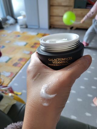 오투에니원 갈락토미세스 비타민 C 프리미엄 블랙스완 크림 50g — 5점을 준 리뷰어가 2022년 12월 올린 사용 사진