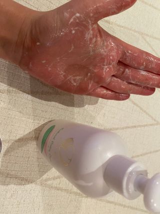 mom e 맘이 내추럴 베이비 케어 샴푸앤바스+로션 — 3점을 준 리뷰어가 2021년 1월 올린 사용 사진