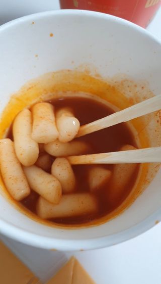 유비쿡 컵떡볶이 매운컵떡볶이2개/ 짜장컵떡볶이 2개  총 4개세트 — 4.5점을 준 리뷰어가 2021년 3월 올린 사용 사진