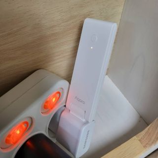 아카라 조명 스위치를 누워서 끄는 방법 (스마트 조명 스위치 2구 + 무선 리모트 스위치 1구 T1, 스마트 허브 E1) — 5점을 준 리뷰어가 2021년 11월 올린 사용 사진
