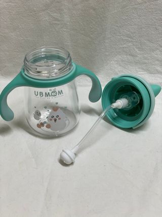 유비맘 트라이탄 코니빨대컵_컬러 랜덤 발송 — 5점을 준 리뷰어가 2021년 3월 올린 사용 사진