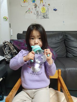 유비맘 트라이탄 코니빨대컵_컬러 랜덤 발송 — 5점을 준 리뷰어가 2021년 2월 올린 사용 사진