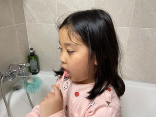닥터데디스 안심저불소 키즈치약 (라즈베리, 청포도향 중 택 1) 60g +  여행용 미니 치약 15g — 5점을 준 리뷰어가 2022년 11월 올린 사용 사진