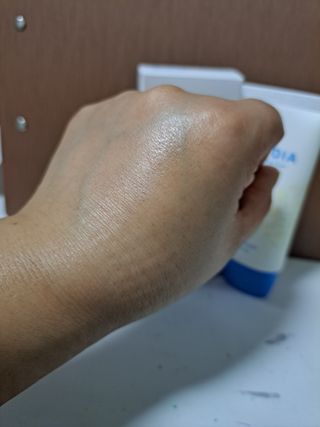 틱톡 [후르디아] 백탁NO! 화잘먹 수분광 선 에센스✨ — 5점을 준 리뷰어가 2023년 6월 올린 사용 사진