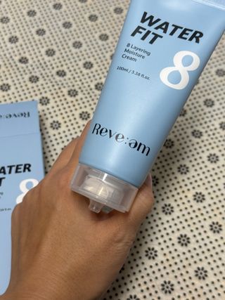나우 [리브엠]피부 속부터 겹겹이, 촘촘하게! 워터핏8중 수분착붙 크림 — 5점을 준 리뷰어가 2024년 12월 올린 사용 사진