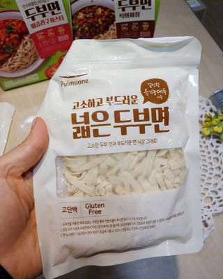 [풀무원] 식물성 저당질식 세트, 두부면 매콤라구파스타와 두부면 직화짜장 — 5점을 준 리뷰어가 2021년 3월 올린 사용 사진