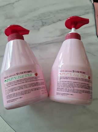 [과일나라] 피부가 마시는 딸기우유 바디클렌저&바디로션 — 5점을 준 리뷰어가 2022년 10월 올린 사용 사진