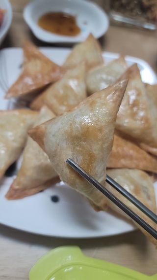 (주)성경순만두 곤약만두.콘치즈만두,삼각당면만두,당면 야끼만두,대구전통 납작만두,떡뽁이 매콤소스,달콤소스 — 4점을 준 리뷰어가 2023년 3월 올린 사용 사진