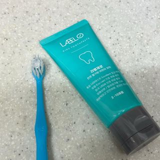 치과에서 쓰는 치약 _ 라벨제로 저불소 꼬마, 키즈, 유아, 베이비, 주니어 안전한 어린이치약 — 5점을 준 리뷰어가 2023년 2월 올린 사용 사진