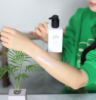 줄라이 모닝 _ JULY MORNING 줄라이모닝 하이드레이팅 퍼퓸드 바디앤핸드 에멀젼 — 5점을 준 리뷰어가 2021년 12월 올린 사용 사진