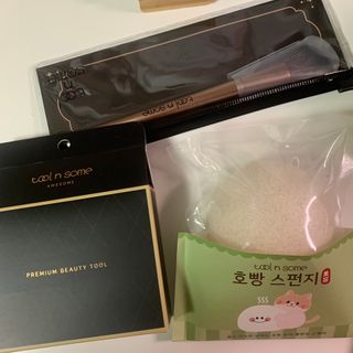 툴앤썸 로즈골드 에디션 치크or쉐딩 브러시+밀키 내추럴 스펀지+호빵 곤약 스펀지 — 4.5점을 준 리뷰어가 2021년 2월 올린 사용 사진
