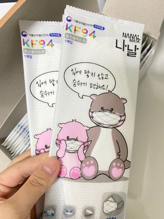 케이파이 나날마스크 [케이파이 나날] KF94 마스크 50매입 (개별포장) ,  여름에도 좋은 숨쉬기 편한 순수 국산 마스크 — 3점을 준 리뷰어가 2022년 8월 올린 사용 사진