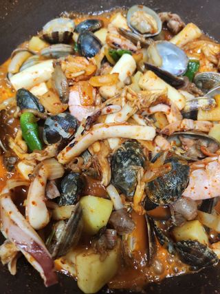 화끈한녀석들 새오똥400g 새우,오징어,똥집 볶음요리 소스,밀떡, 참기름 포함 — 5점을 준 리뷰어가 2022년 12월 올린 사용 사진