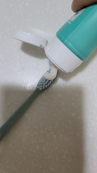 리퀴덴트 오랄케어 온가족용 리퀴덴트 더더 오랄케어 무불소 치약 + 임상시험완료 이중 미세 엠보싱 칫솔 올데이세트 — 5점을 준 리뷰어가 2021년 1월 올린 사용 사진