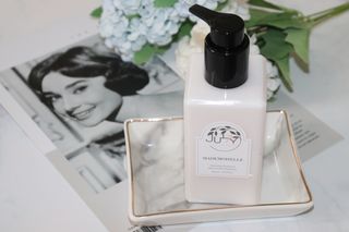 줄라이 모닝 _ JULY MORNING 줄라이모닝 하이드레이팅 퍼퓸드 바디앤핸드 에멀젼 — 5점을 준 리뷰어가 2021년 9월 올린 사용 사진