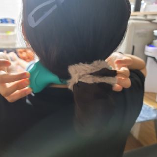 힐니스북 [힐마이넥]   거북목 통증완화를 위한 휴대용 목 안마기 — 5점을 준 리뷰어가 2022년 12월 올린 사용 사진