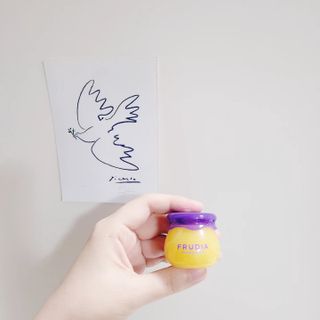 틱톡 [후르디아] 튼입술해결템 올리브영 블루베리 하이드레이팅 허니 립밤 — 5점을 준 리뷰어가 2023년 12월 올린 사용 사진