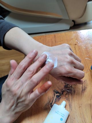 틱톡 [후르디아] 백탁NO! 화잘먹 수분광 선 에센스✨ — 5점을 준 리뷰어가 2023년 5월 올린 사용 사진