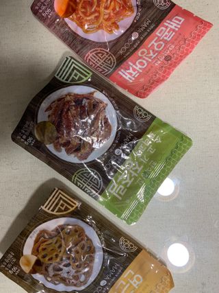 하나마이 [마마쿡] 전 청와대 천상현 셰프의 밑반찬  5종세트(소고기 장조림+연근조림+진미채+간장김자반+새우김자반) — 5점을 준 리뷰어가 2023년 4월 올린 사용 사진