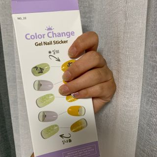 [네일가게] 햇빛에 닿으면 색이 변하는 신기한 햇살 반전 네일스티커_B — 5점을 준 리뷰어가 2021년 8월 올린 사용 사진