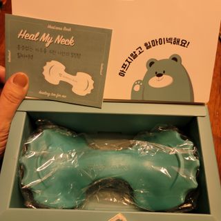 힐니스북 [힐마이넥]   거북목 통증완화를 위한 휴대용 목 안마기 — 5점을 준 리뷰어가 2022년 12월 올린 사용 사진