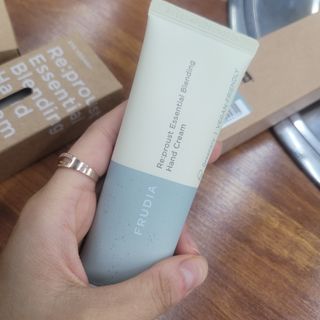 [후르디아] 끈적임 없는 착한성분 비건  핸드크림 3종 — 5점을 준 리뷰어가 2021년 10월 올린 사용 사진