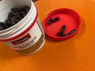 Swisse 스위스 고함량 프로폴리스 2,000mg 210정 — 3점을 준 리뷰어가 2021년 11월 올린 사용 사진