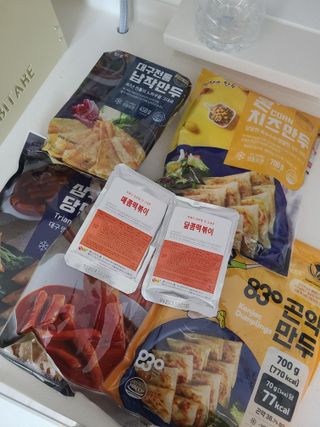 (주)성경순만두 곤약만두.콘치즈만두,삼각당면만두,당면 야끼만두,대구전통 납작만두,떡뽁이 매콤소스,달콤소스 — 5점을 준 리뷰어가 2023년 4월 올린 사용 사진