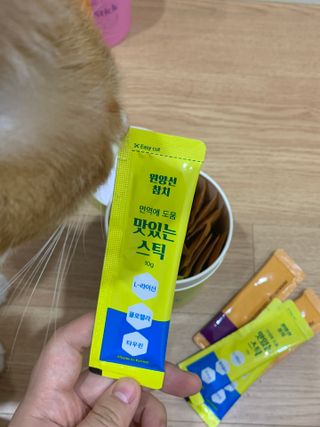 페페로니 맛있는 스틱 - 무항생제 닭고기 15개 + 원양선 참치 15개 — 4.5점을 준 리뷰어가 2021년 10월 올린 사용 사진