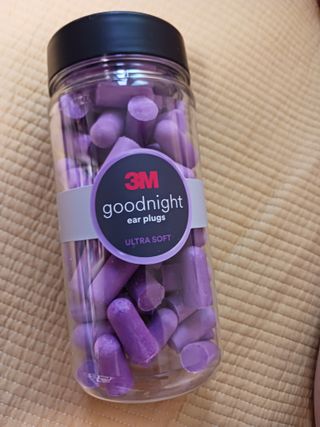 3M 소음방지 수면 귀마개 굿나잇 이어플러그 오렌지/퍼플 50쌍 — 5점을 준 리뷰어가 2023년 7월 올린 사용 사진