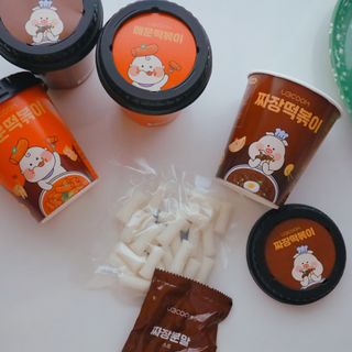 유비쿡 컵떡볶이 매운컵떡볶이2개/ 짜장컵떡볶이 2개  총 4개세트 — 5점을 준 리뷰어가 2021년 4월 올린 사용 사진