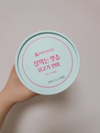 페페로니 잘 먹는 캣츄 - 무항생제 닭고기 12개 + 알래스카 연어 12개 — 5점을 준 리뷰어가 2021년 7월 올린 사용 사진