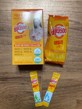 [광동제약] 비타500데일리스틱 50포 & 비타500구미 1개 — 4.5점을 준 리뷰어가 2021년 12월 올린 사용 사진
